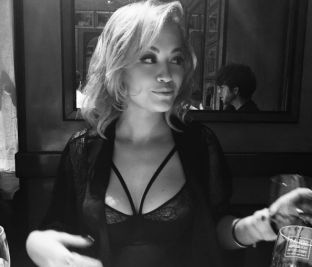  Rita Ora joshëse në bardhezi [foto]