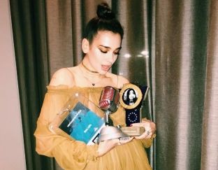 Dua Lipa fiton dy çmime