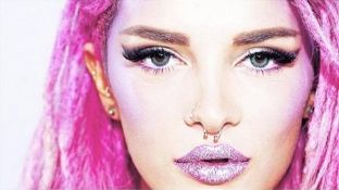  Era Istrefi merr pasaportën shqiptare