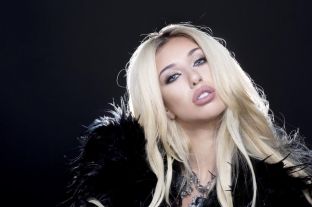  Operohet këngëtarja Adelina Tahiri