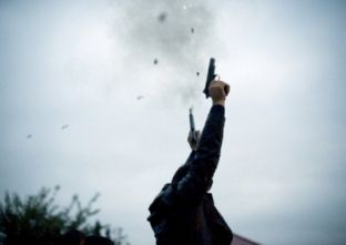 Feston me armë, arrestohet 