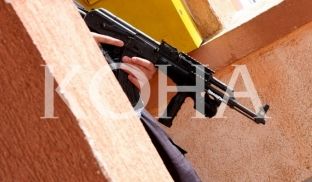 Shtiri gjatë dasmës, vetë e dorëzon kallashnikovin