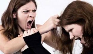 Një femër sulmon dy femra në Pejë 