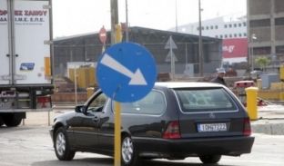 Mbyt shqiptari - shqiptaren teksa bartte arkivol me makinë