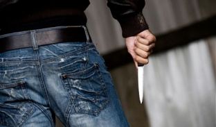 Një burrë theret nga disa të tjerë në Prizren