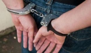 Tentoi t’i vë zjarrin shtëpisë së tjetrit me benzinë, arrestohet