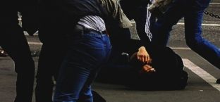 Tre persona e rrahin një tjetër dhe i vjedhin paratë