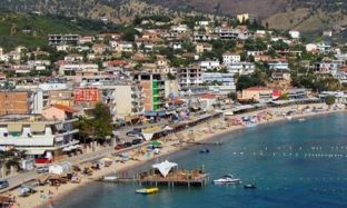 Humb jetën pushuesi në Himarë, goditet nga skafi