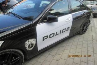 Në Pejë ndalet një veturë me mbishkrimin “POLICE”