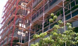 Vdes pasi rrëzohet nga skelet