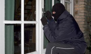 Në Prizren kapen tre hajna, u gjenden armë e drogë