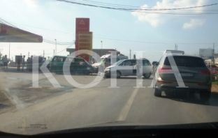 Gjatë tejkalimit godet veturën në anën tjetër të rrugës