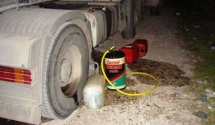  U zu duke kontrabanduar 12 mijë litra bazë të vajit, lirohet me procedurë të rregullt