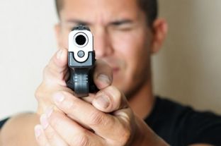 Punëdhënësi kërcënon me të shtëna punëtorët, i konfiskohet arma