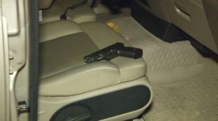 Gjatë ahengut lë në veturë armën me leje, ia vjedhin