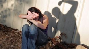 Rrah gruan e vet, përfundon në burg