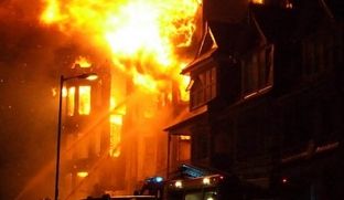 Përfshihet nga flakët një hotel në Shëngjin, vetëm dëme materiale [video]