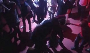 Dasma kthehet në arenë rrahjes, tre të lënduar