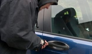 I vjedhin veturën në oborr të shtëpisë