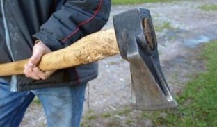 Sulm me sëpatë në Gjakovë, një i lënduar rëndë