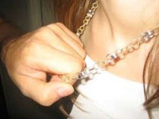 Një femre në Prizren i rrëmbehet zinxhiri i arit nga qafa