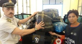 Çifti shqiptar për “turizëm” në Itali me 17 kg marijuanë në mjet
