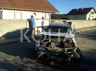 Përplaset vetura në murin e një shtëpie në Prekaz [foto/video]