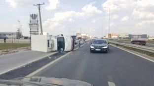  Në magjistralen Prishtinë – Ferizaj rrokulliset kamioni