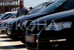 Policia konfiskon 26 vetura në autosallonet e Ferizajt