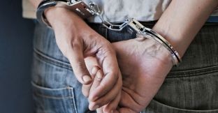 Pranga nënës dhe të dashurit, abuzuan seksualisht gjashtë vjet me 12-vjeçaren
