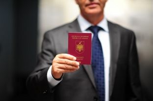 Shtetasi i Shqipërisë arrestohet në aeroportin e Prishtinës për pasaportë fals