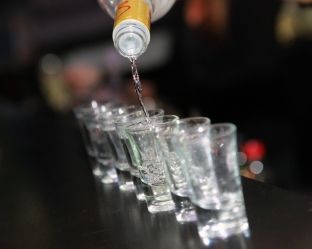  “The Sun”: Bandat shqiptare po helmojnë Evropën me raki