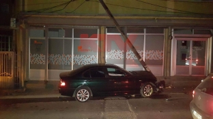 Vetura përfundon në shtyllë elektrike në Arbëri