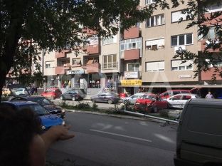 Kapet hajni që përplasi veturën me shtyllën elektrike në kryeqytet
