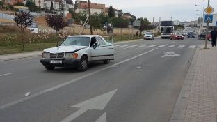 Këmbësori goditet nga vetura derisa po kalonte rrugën në zebra [foto]