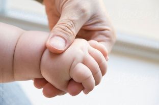 Nëna e mbyt foshnjën gjatë mëkimit, e hedh në bunar