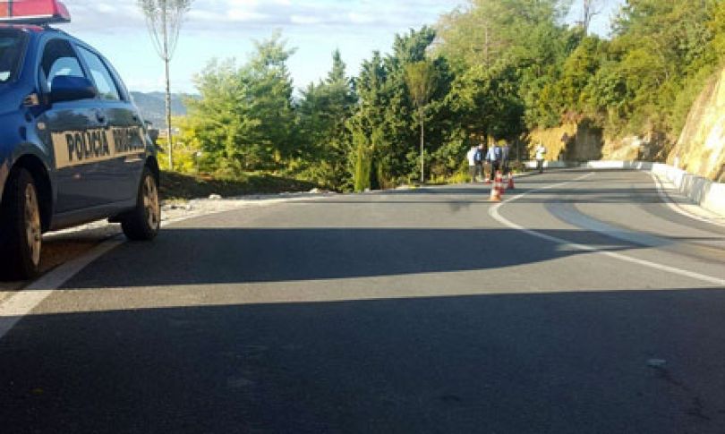 Tiranë, vetura bie nga lartësia 20 metra, vdes vozitësi