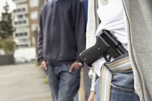 Përdor armën në gjendje të dehur, vetëdorëzohet në polici prizrenasi