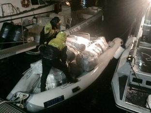 Kapet në Itali gomonia me mbi 700 kg marijuanë, arrestohen dy shqiptarë