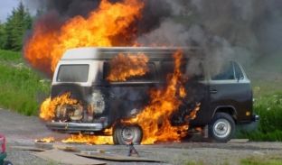 Në veri digjet kombi me derivate të kontrabanduara