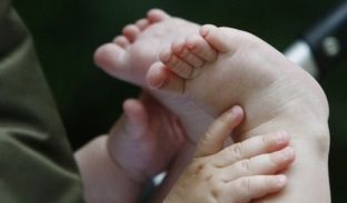 Foshnja 1 muajshe gjendet e braktisur përpara një ndërtese