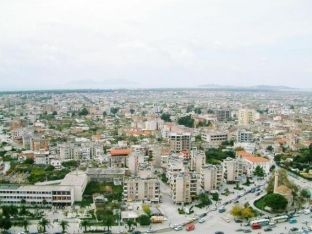 Vlorë, bllokues në goma autobusëve nga Kosova, shoferët i heqin me forcë