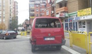 Sulmohet me armë vetura e policit në veri të Mitrovicës
