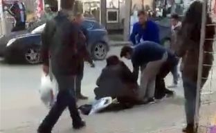 Kombi-busi godet këmbësoren në “rrugën e vdekjes” [video]