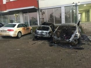 Tri vetura digjen në lagjen Arbëria të Prishtinës