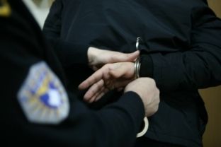 Katër shtetas të Shqipërisë kalojnë ilegalisht kufirin, njëri arrestohet