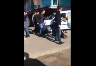  Rrahje e pamëshirshme e disa të rinjve ndaj bashkëmoshatarit në Malishevë [Pamje të rënda]