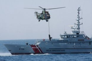 Skafi privat mbetet pa karburant, Forca Detare Shqiptare nis dy anije dhe një helikopter