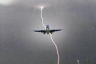 Aeroplani Rinas-Munih goditet nga rrufeja në fluturim [foto]