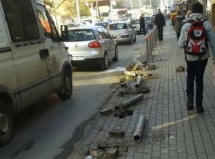 Tre këmbësorë goditen nga një veturë në Prishtinë